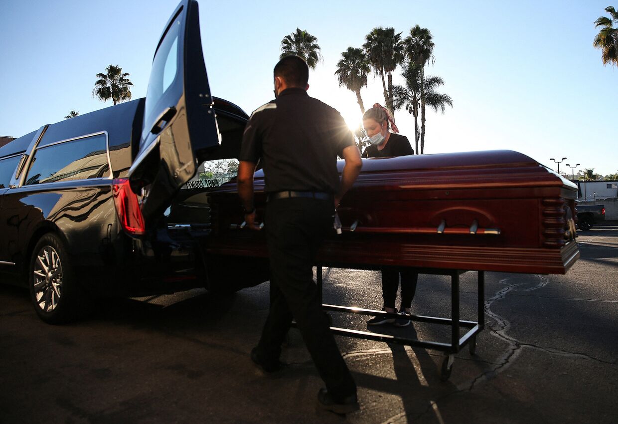 Похороны умершего от коронавируса в Эль-Кахоне, Калифорния