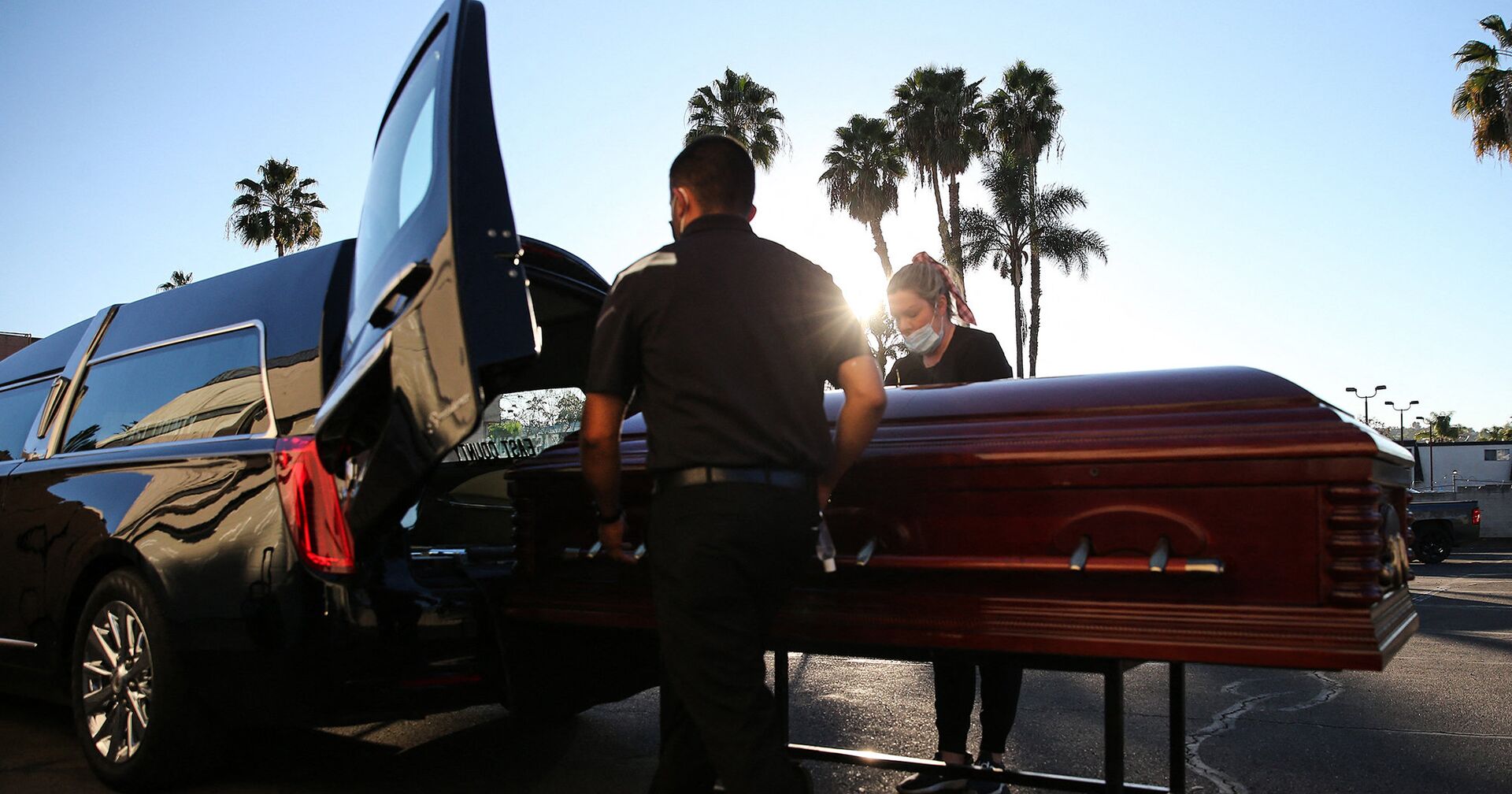 Похороны умершего от коронавируса в Эль-Кахоне, Калифорния - ИноСМИ, 1920, 08.07.2021