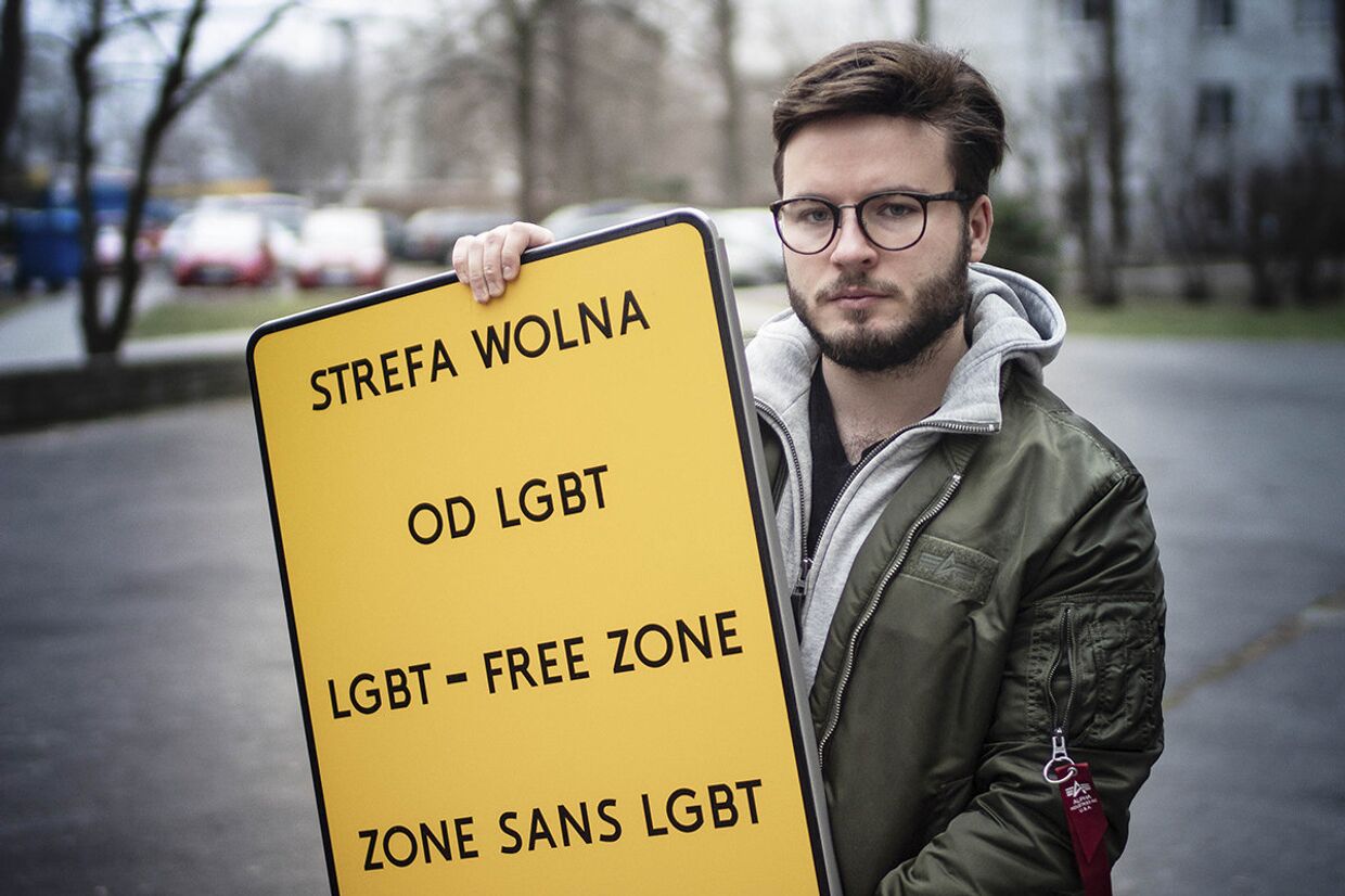 ЛГБТ-активист выступает против резолюций против ЛГБТ в Варшаве