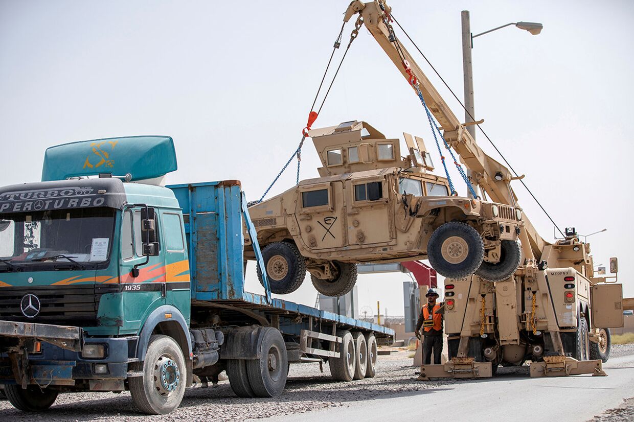 Погрузка военной техники во время вывода войск США в Кандагаре, Афганистан