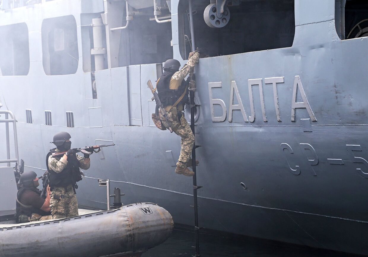 Военнослужащие сил специальных операций ВМС Украины во время военных учений Sea Breeze 2021 в порту Одессы, Украина