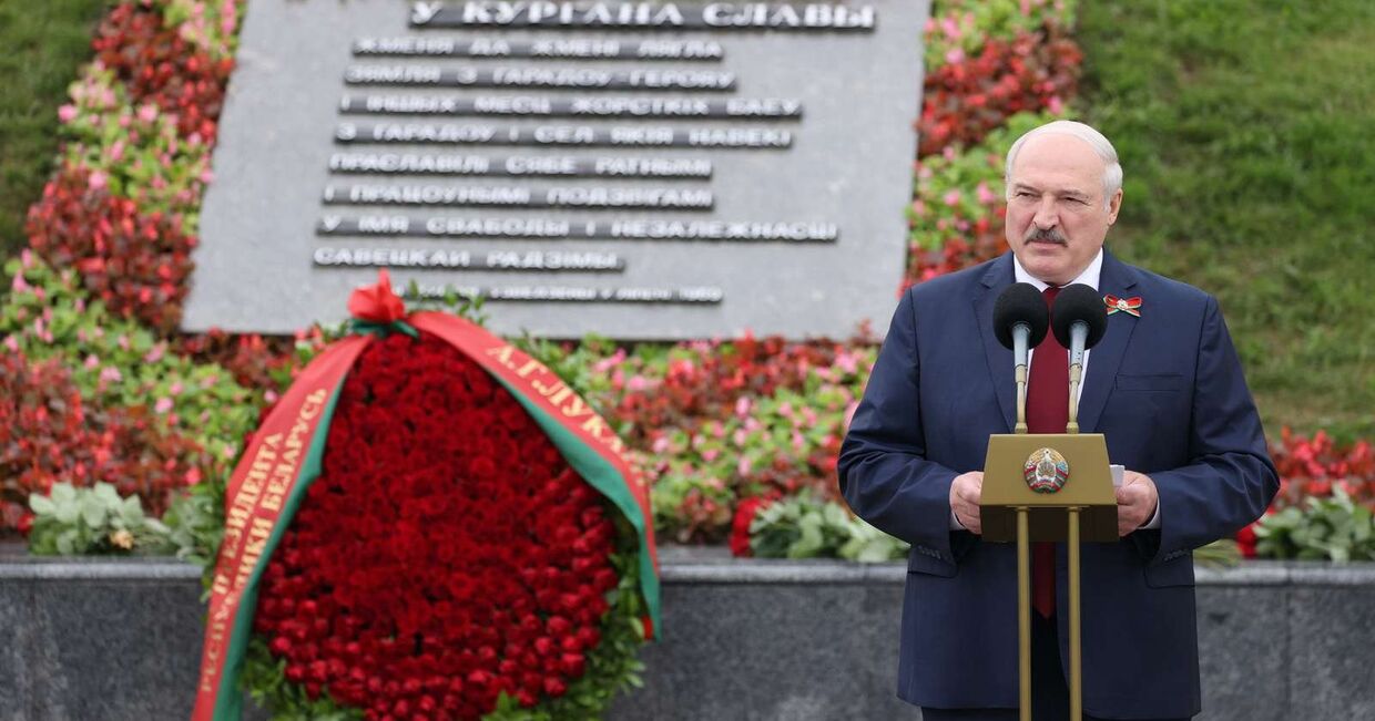 Президент Беларуси Александр Лукашенко принял участие в торжественном мероприятии в мемориальном комплексе Курган Славы