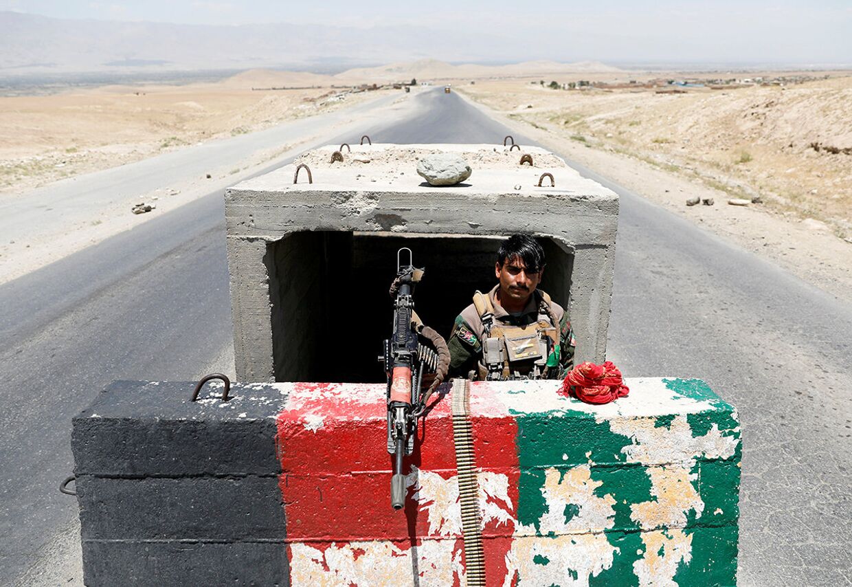 Солдат Афганской национальной армии на контрольно-пропускном пункте возле авиабазы Баграм