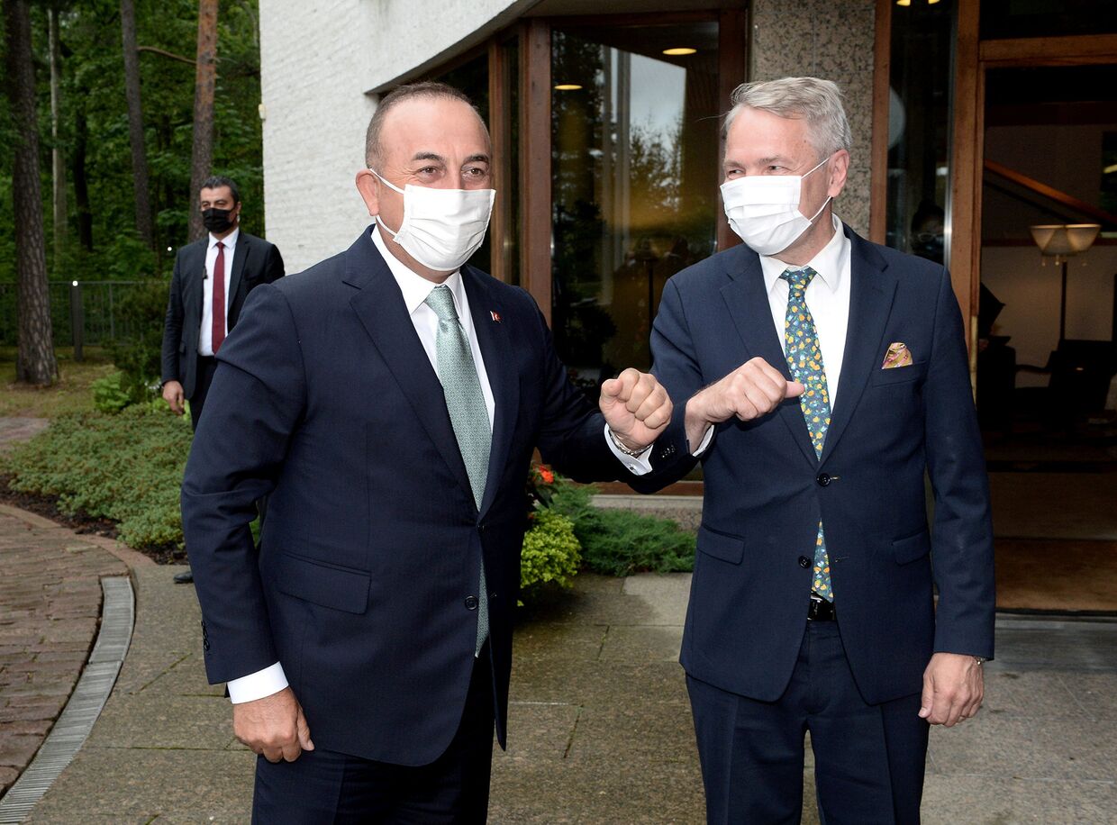 Министр иностранных дел Финляндии Пекка Хаависто и министр иностранных дел Турции Мевлют Чавушоглу