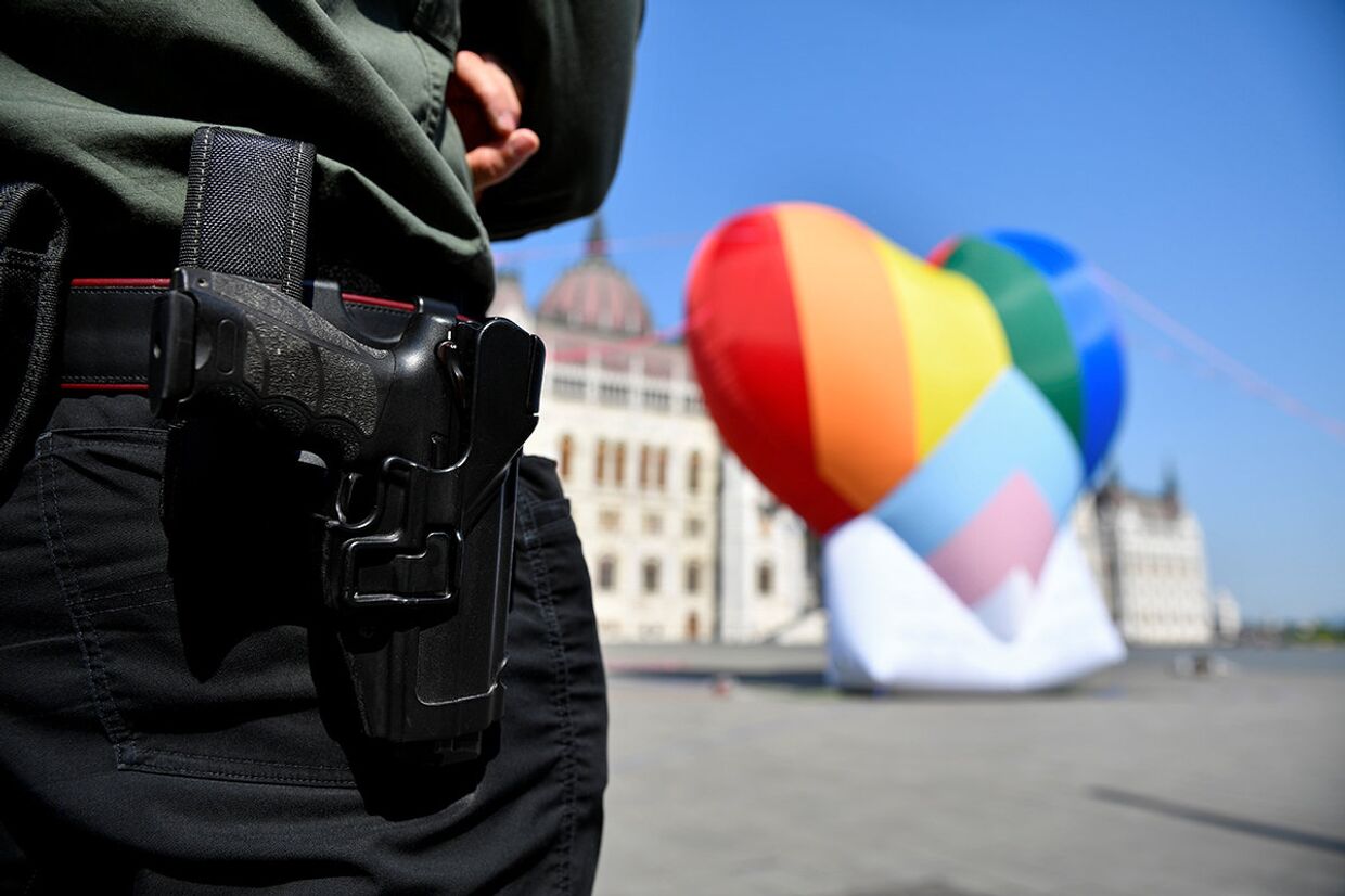 Сотрудник службы безопасности во время акции протеста против закона о запрете пропоганды ЛГБТ в Будапеште