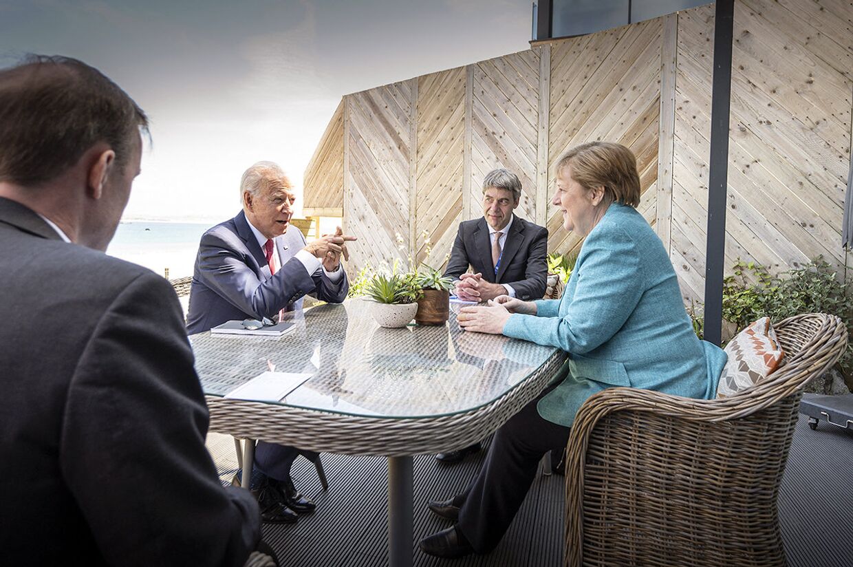 Канцлер Германии Ангела Меркель и президент США Джо Байден на полях саммита G7