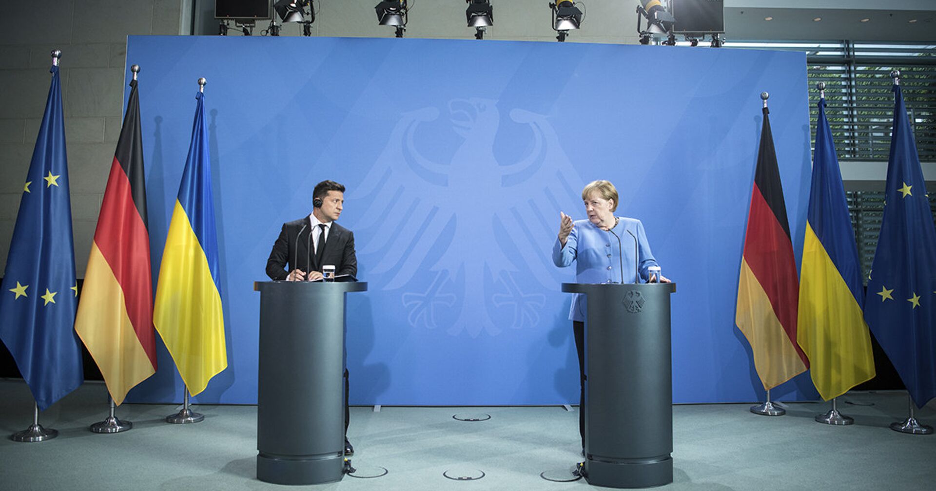 Канцлер Германии Ангела Меркель и президент Украины Владимир Зеленский в Берлине - ИноСМИ, 1920, 13.07.2021