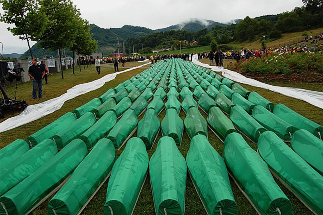 Резня в Сребренице. Похороны 465 опознанных жертв в 2007 году