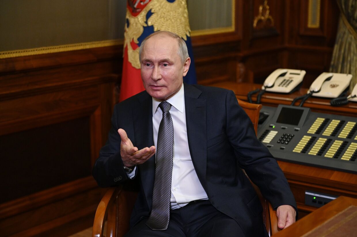 Президент РФ В. Путин ответил на вопросы о статье Об историческом единстве русских и украинцев