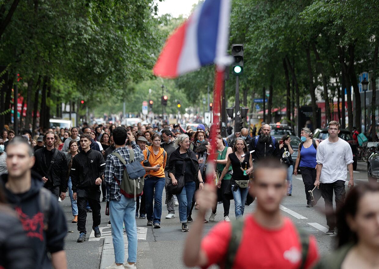 Марш в знак протеста против ужесточения антикоронавирусных мер в Париже