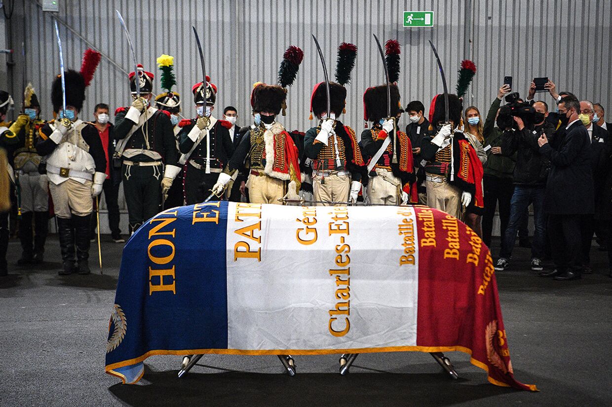 Церемония встречи останков французского генерала Шарля Этьена Гюдена в аэропорту Ле Бурже