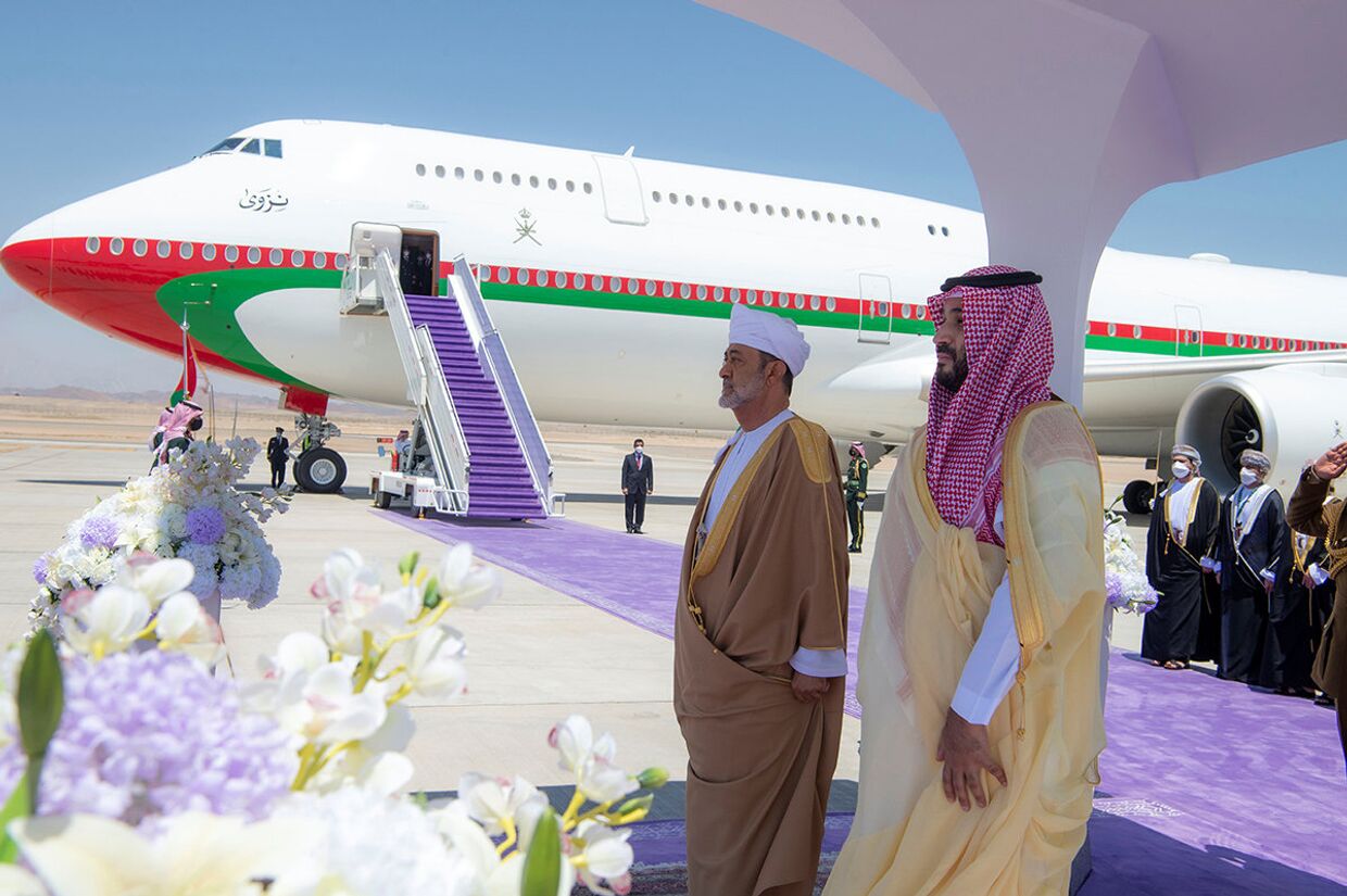 Наследный принц Саудовской Аравии Мухаммед бен Салман и султана Омана Хайтам бен Тарик в аэропорту Неома, Саудовская Аравия