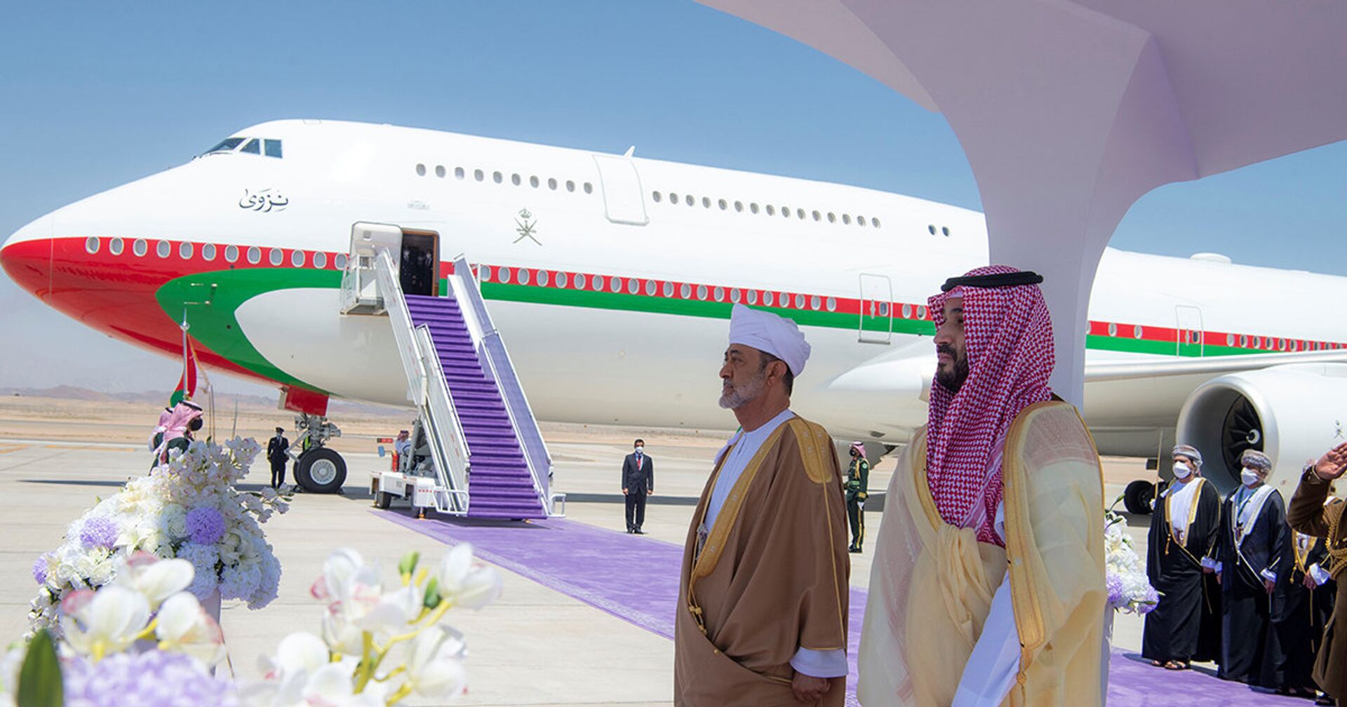 Наследный принц Саудовской Аравии Мухаммед бен Салман и султана Омана Хайтам бен Тарик в аэропорту Неома, Саудовская Аравия - ИноСМИ, 1920, 15.07.2021