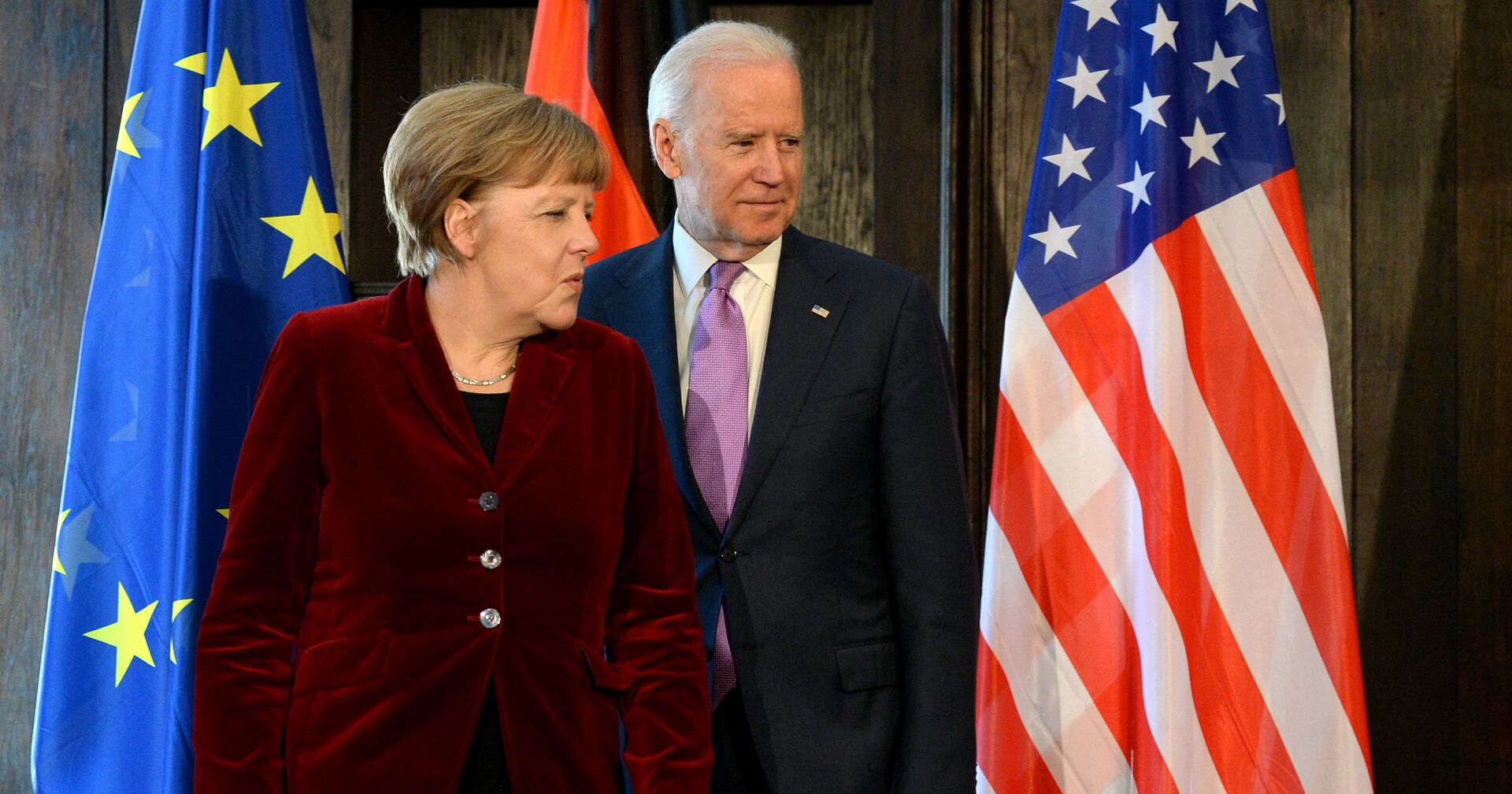 Канцлер Германии Ангела Меркель и вице-президент США Джо Байден, 2015 год - ИноСМИ, 1920, 15.07.2021