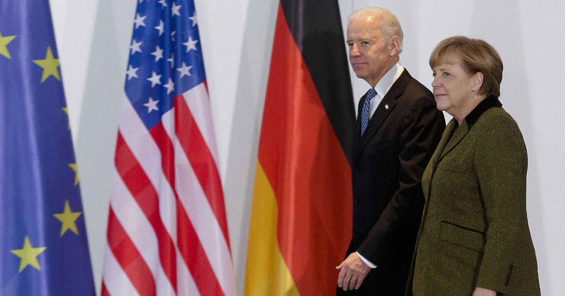 Канцлер Германии Ангела Меркель и вице-президент США Джо Байден, 2013 год - ИноСМИ, 1920, 16.07.2021