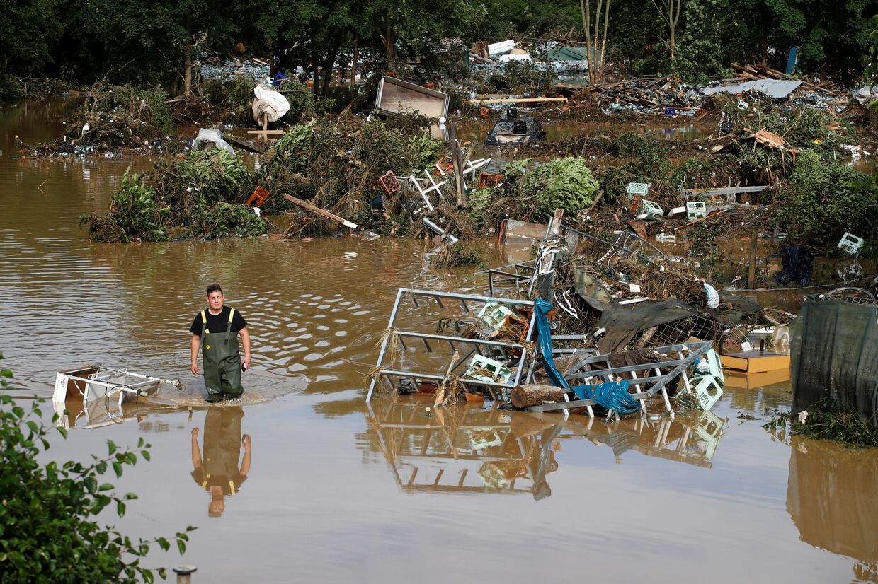 Мужчина в разрушенном наводнением Бад Нойенар-Арвайлере, Германия
