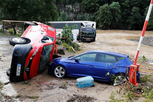 Автомобили, пострадавшие в результате наводнения в Шульде