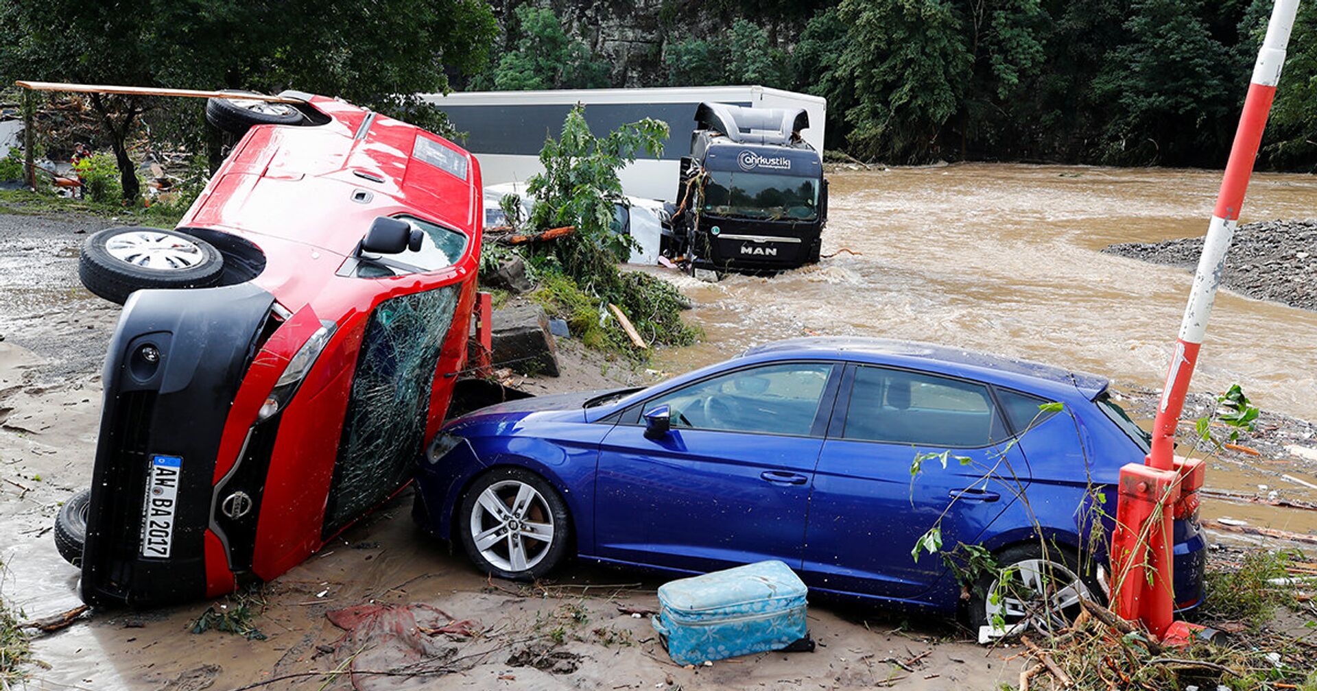 Автомобили, пострадавшие в результате наводнения в Шульде - ИноСМИ, 1920, 22.07.2021