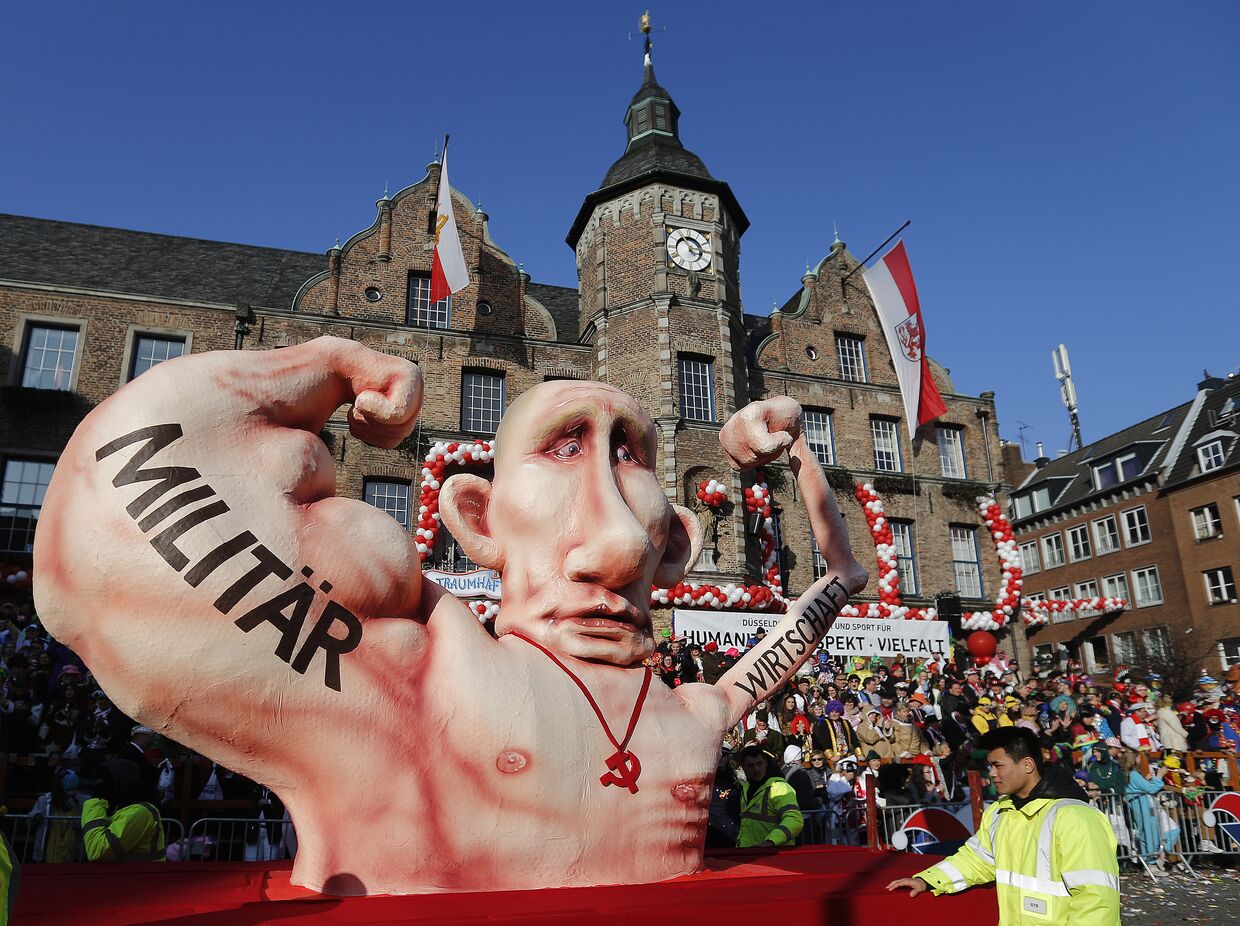 Фигура российского президента Владимира Путина на карнавале в Дюссельдорфе, Германия