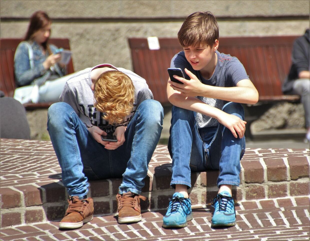 Дети пользуются смартфонами