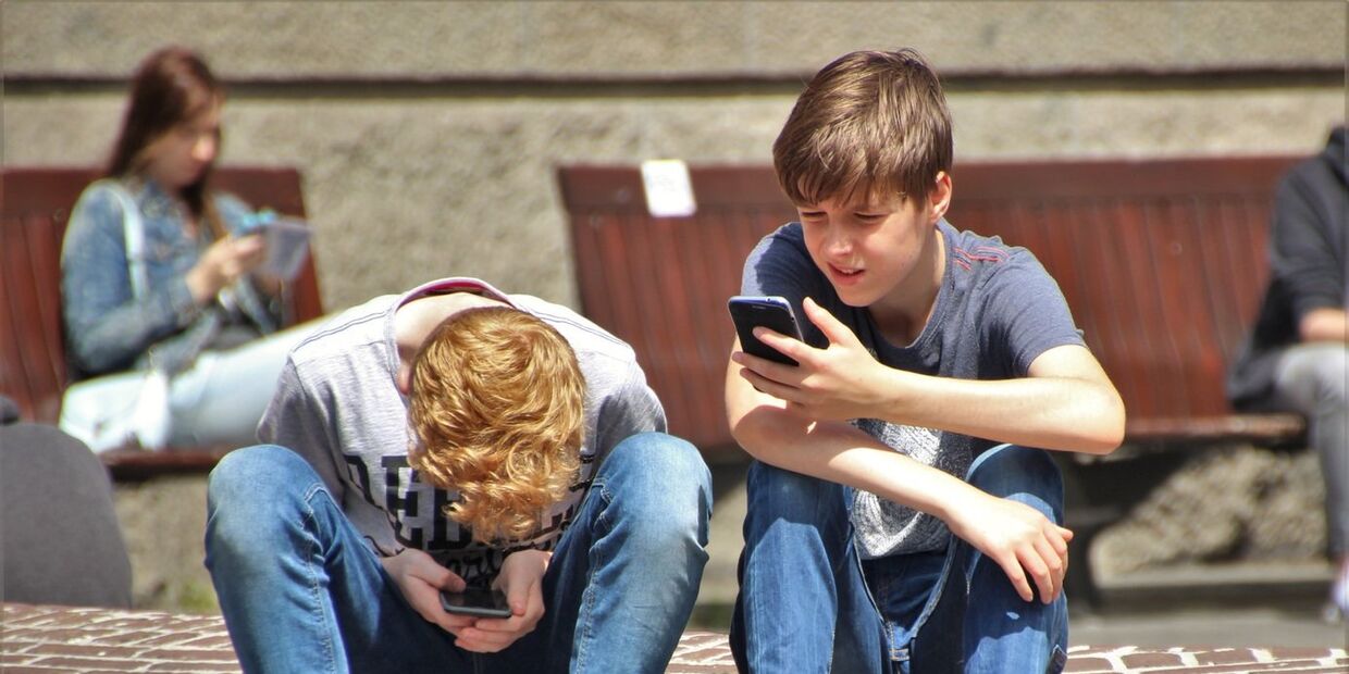 Дети пользуются смартфонами