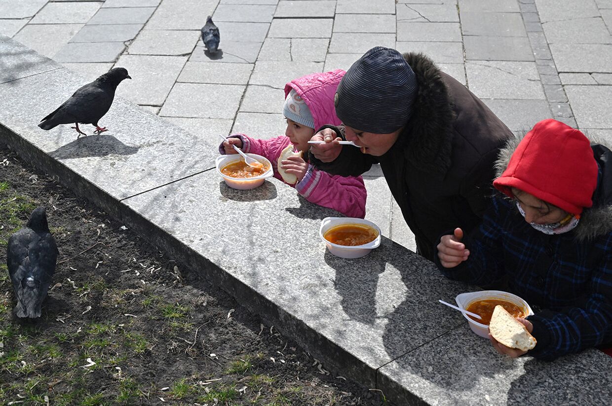 Раздача бесплатной еды на площади Независимости в Киеве