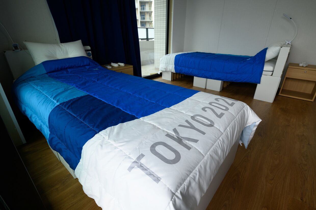 Кровати из картона во время медиа-тура по Олимпийской деревне в Токио, Япония