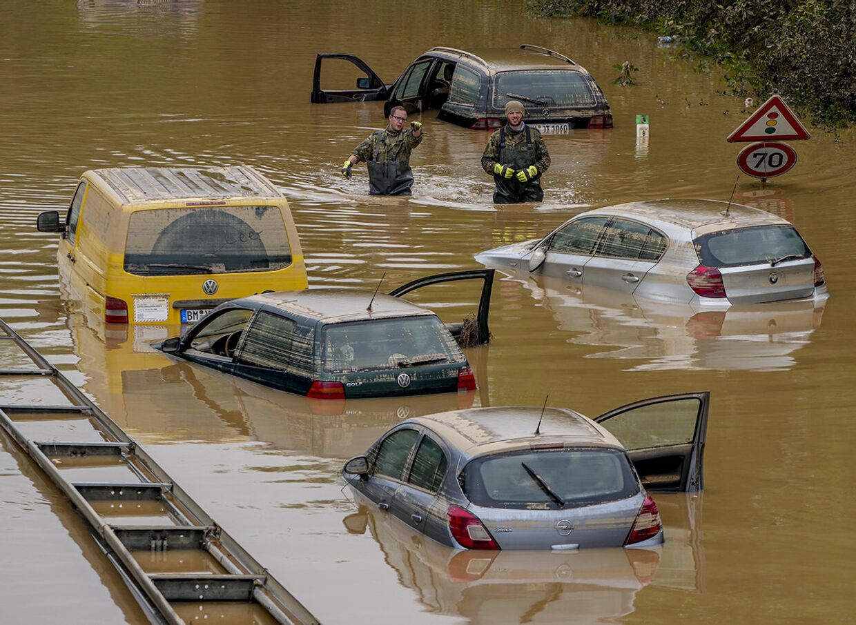 Затопленные автомобили в Эрфтштадте, Германия