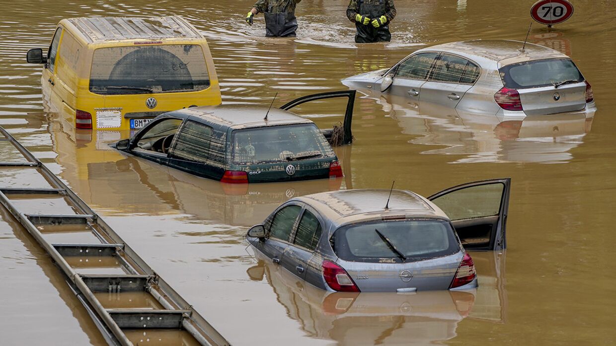 Затопленные автомобили в Эрфтштадте, Германия