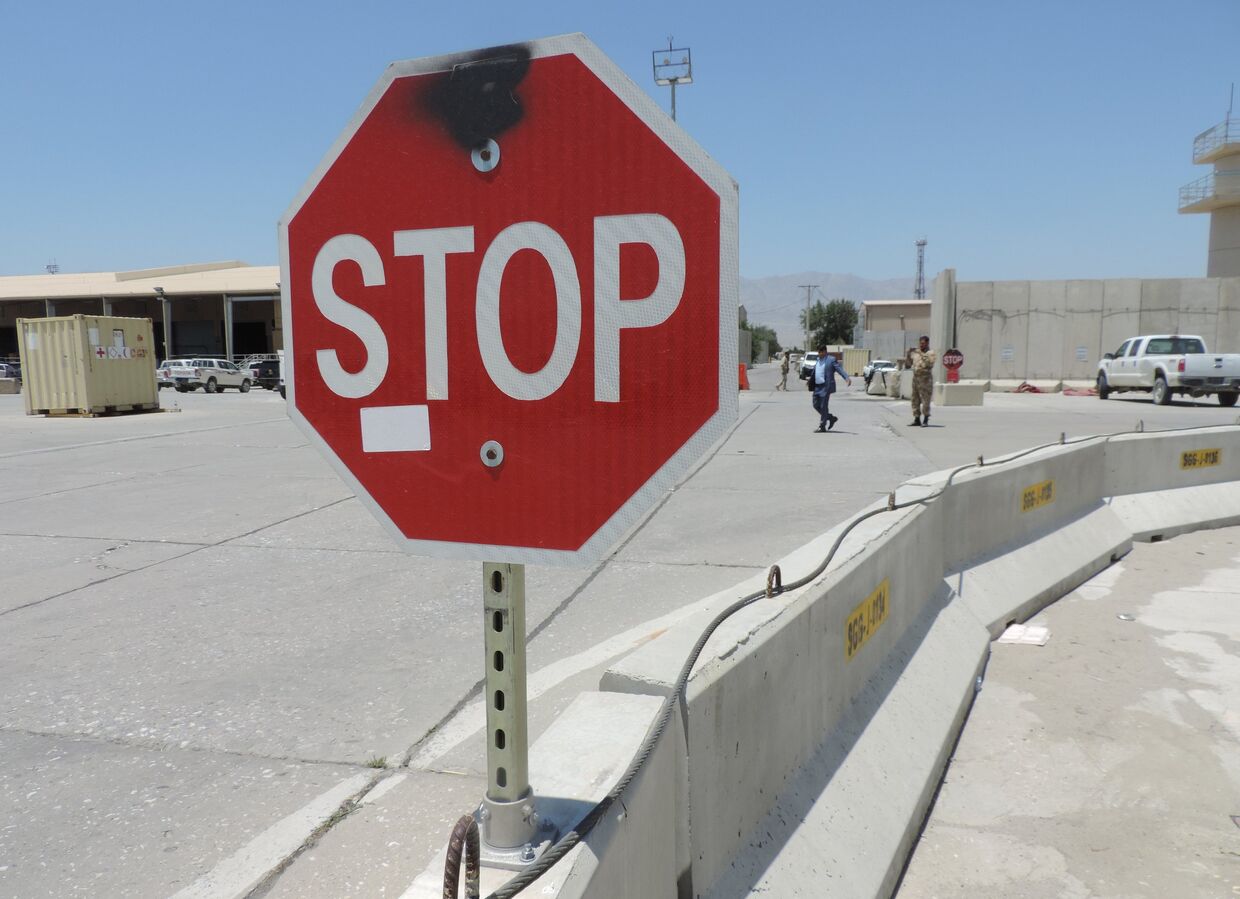 Знак Стоп на въезде на территорию авиабазы Баграм