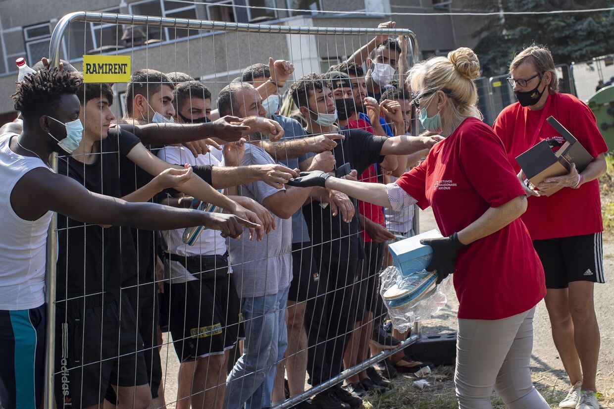 Жители Литвы торгуют с мигрантами в лагере для беженцев