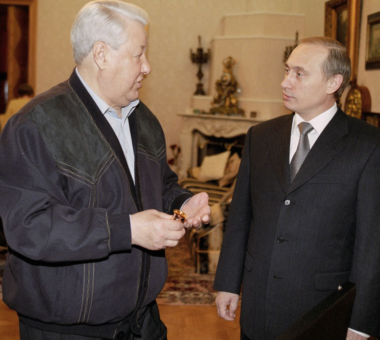 И.О. Президента РФ Владимир Путин поздравляет первого Президента России Бориса Ельцина с днем Рождения.