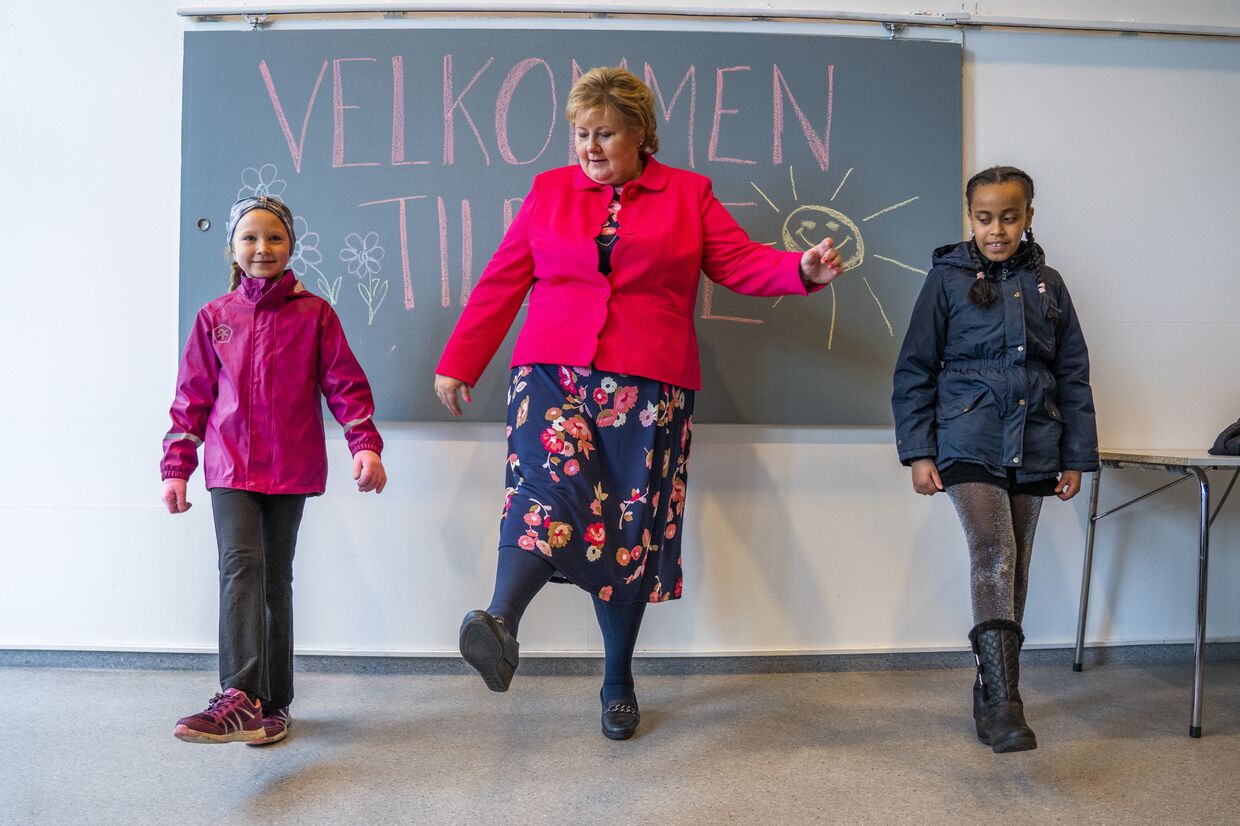 Премьер-министр Норвегии Эрна Сульберг общается с детьми мигрантов в одной из школ Осло