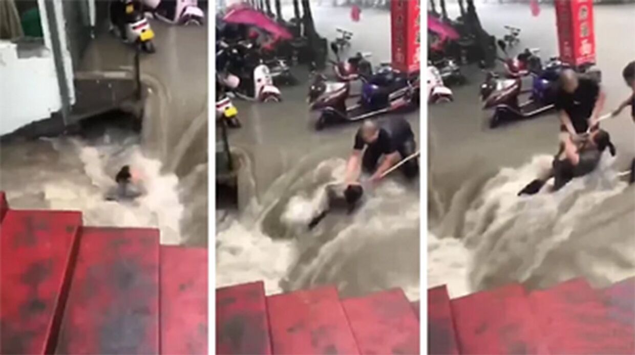 Наводнение в Китае: женщина спасена из затопленного метро