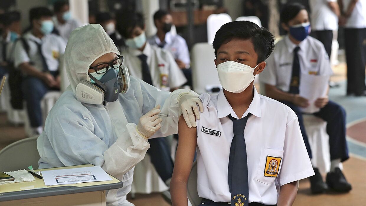 Вакцинация препаратом Sinovac во время кампании по вакцинации детей в возрасте 12-17 в школе в Тангеранге, Индонезия