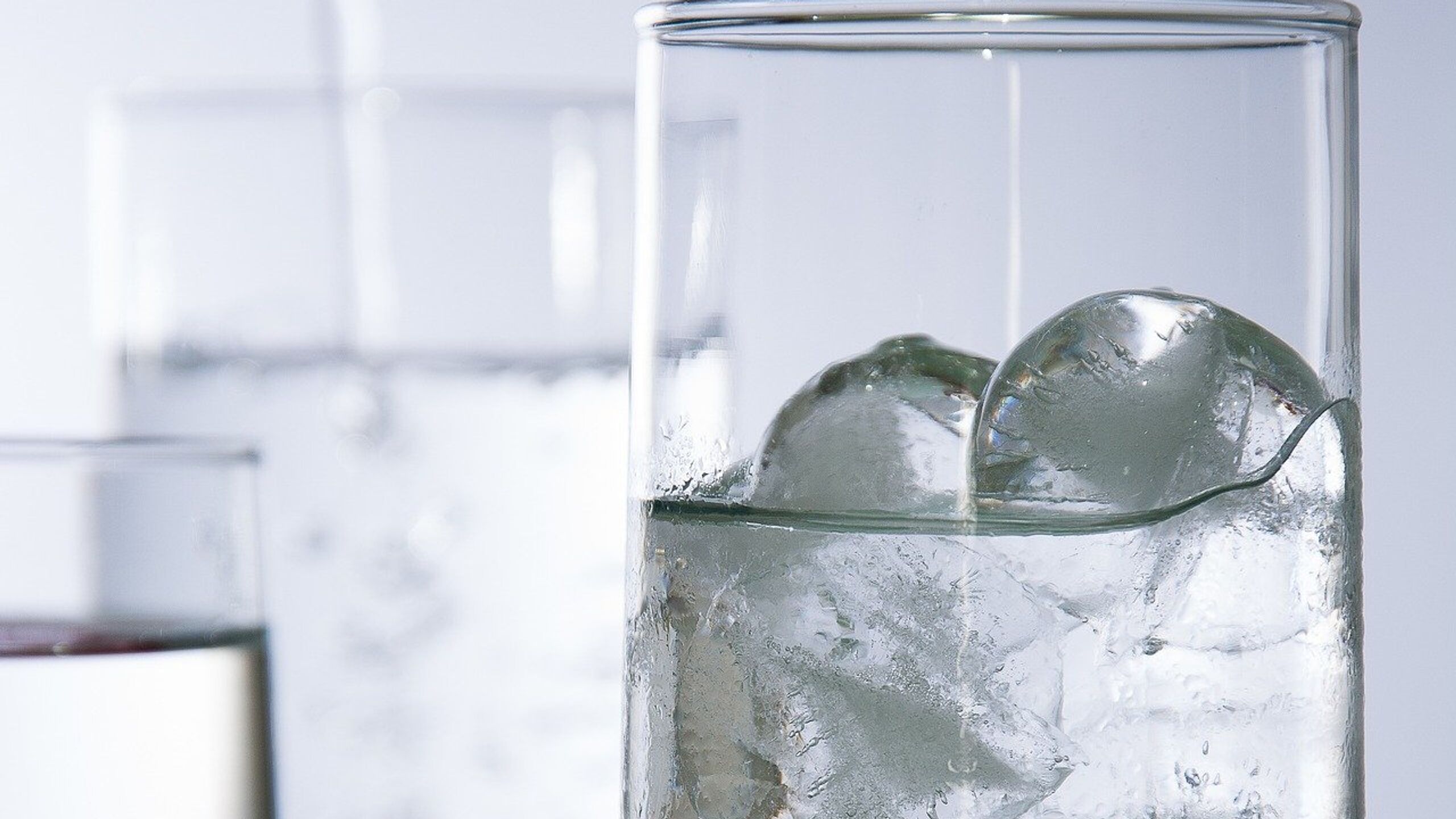 Питьевая вода лед. Вода со льдом. Лед в стакане. Холодная вода со льдом. Стакан воды со льдом.