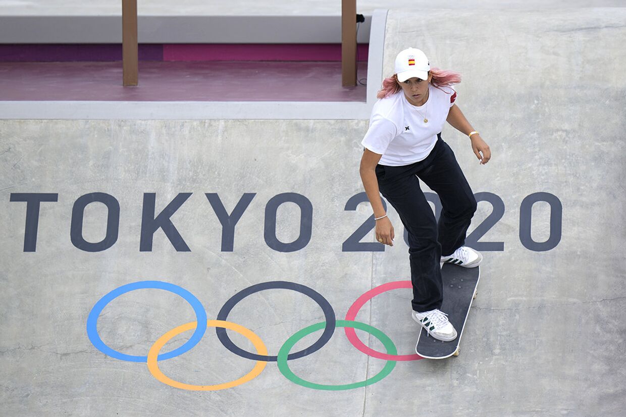 Андреа Бенитес в финале женского уличного скейтбординга на летних Олимпийских играх 2020 года в Токио