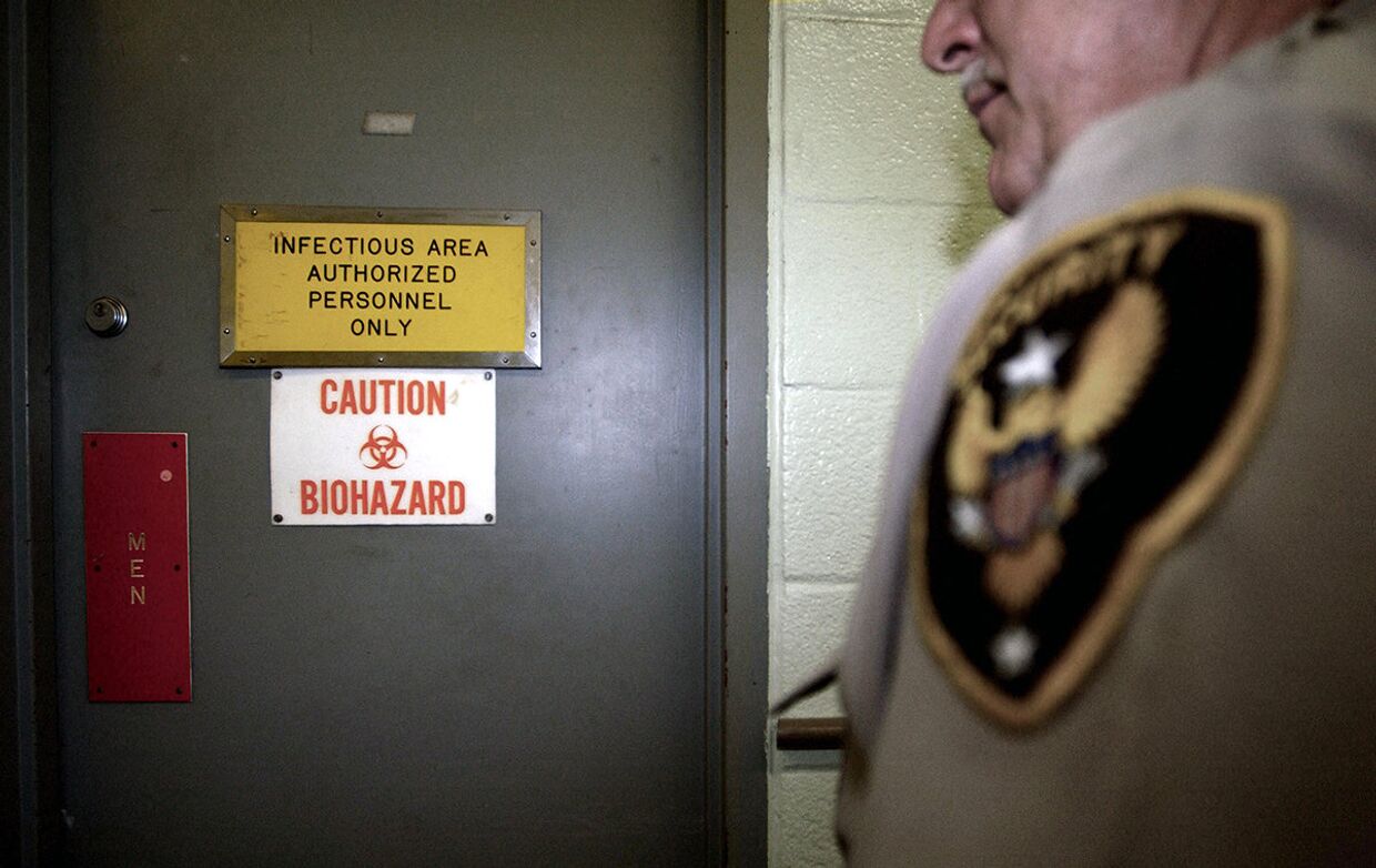 Охранник стоит у входа в лабораторию в медицинском научно-исследовательском институте инфекционных заболеваний Армии США в Форт-Детрике