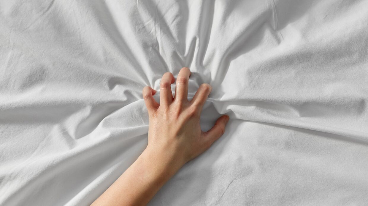Рука девушки в постели