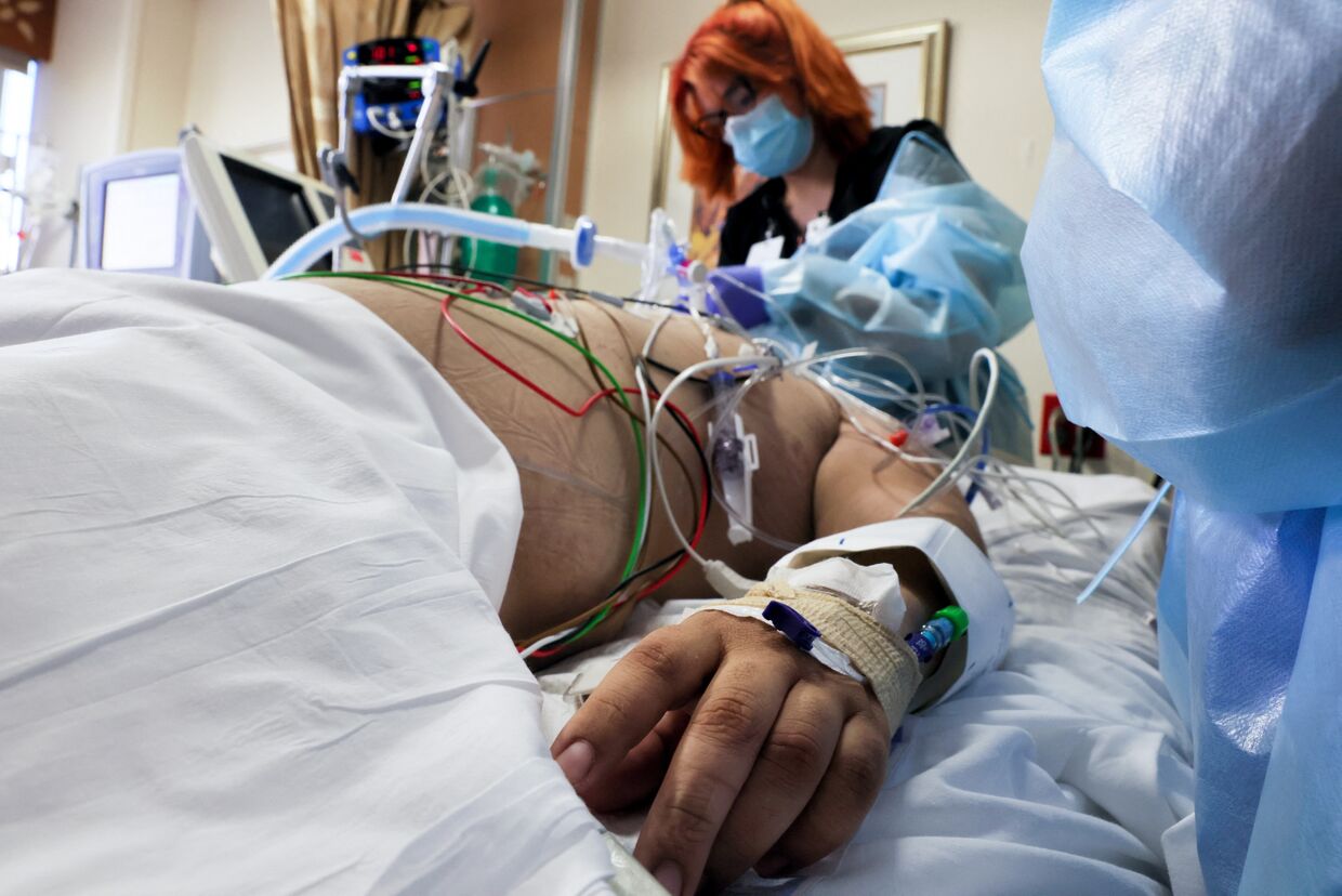 Пациент с covid-19 в тяжелом состоянии в больнице, Калифорния, США
