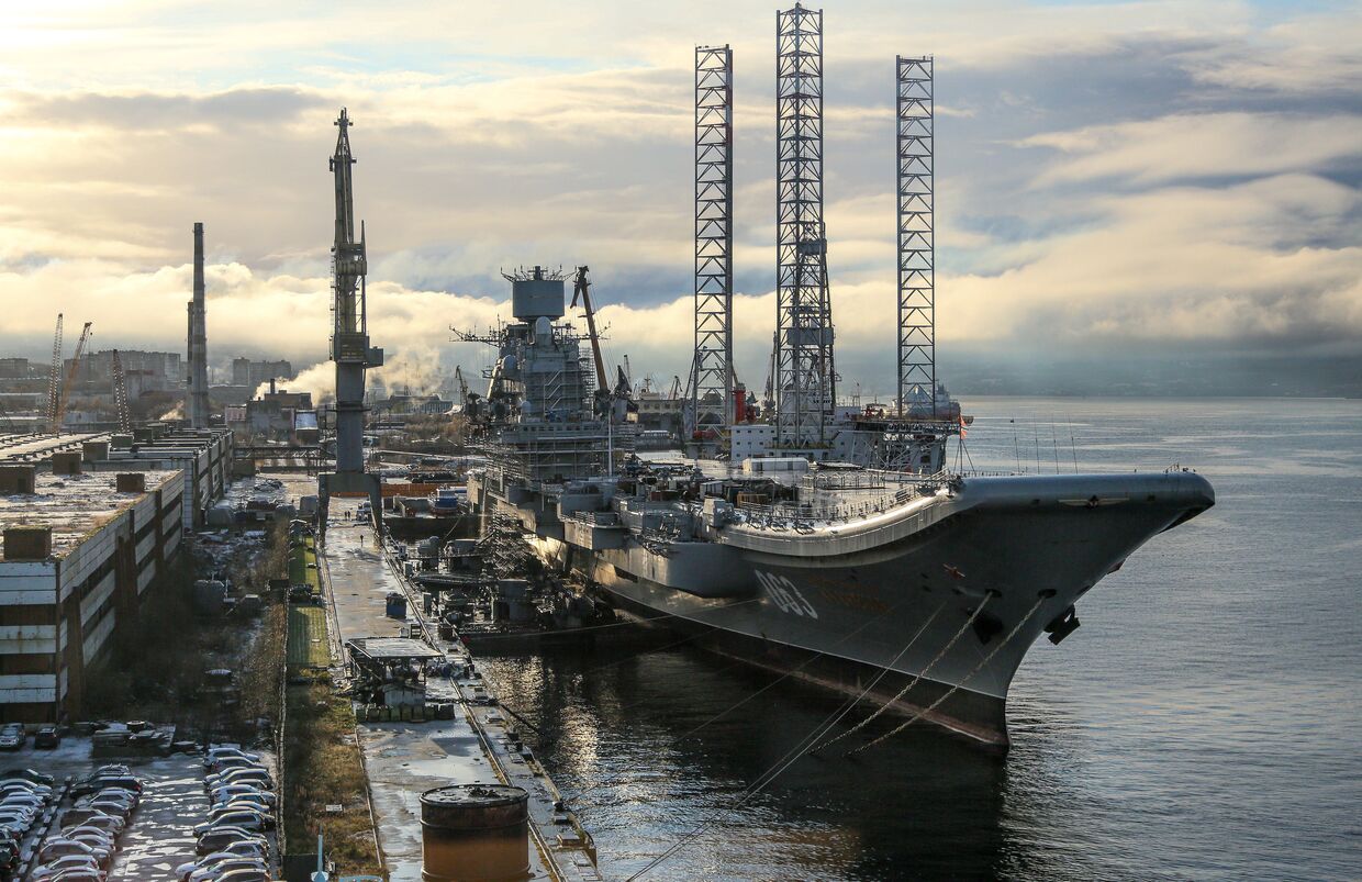 Тяжелый авианесущий крейсер адмирал флота Советского Союза Кузнецов на причале судоремонтного завода в Мурманске