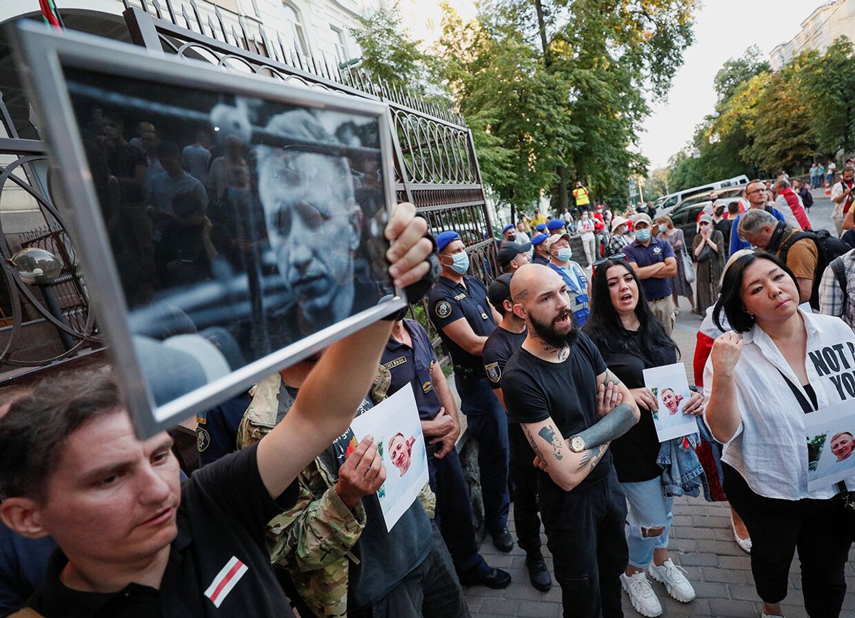 Участники митинга с фотографиями Виталия Шишова у посольства Беларуси в Киеве