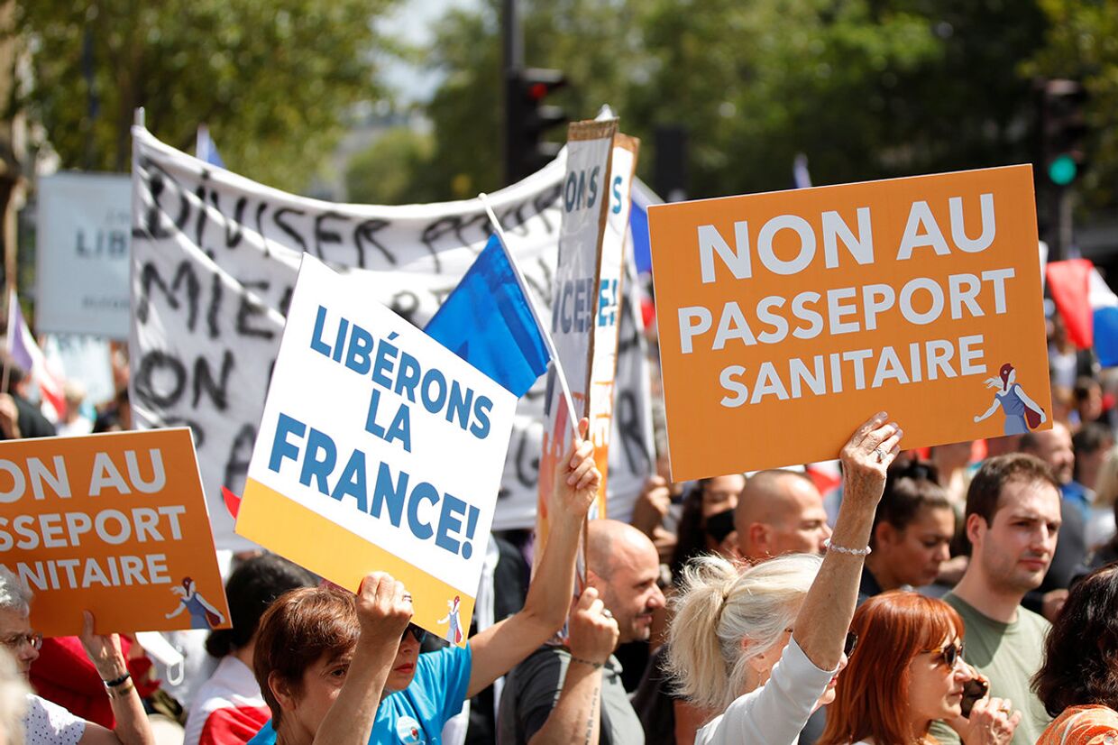 Протесты против ковид-пропусков в Париже