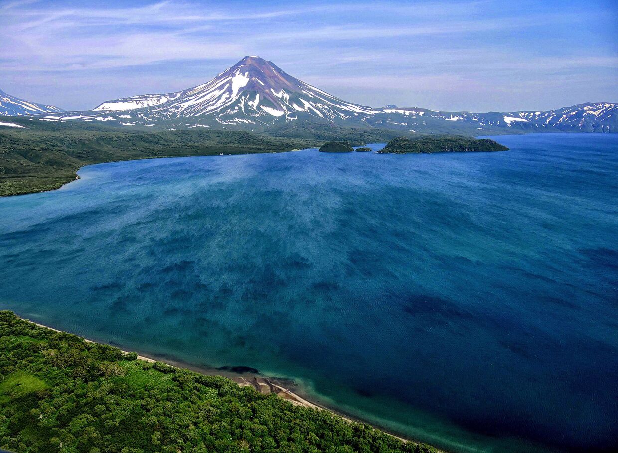 Вид на вулкан Ильинский на берегу Курильского озера