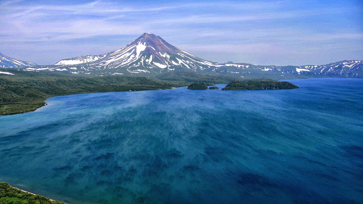 Вид на вулкан Ильинский на берегу Курильского озера