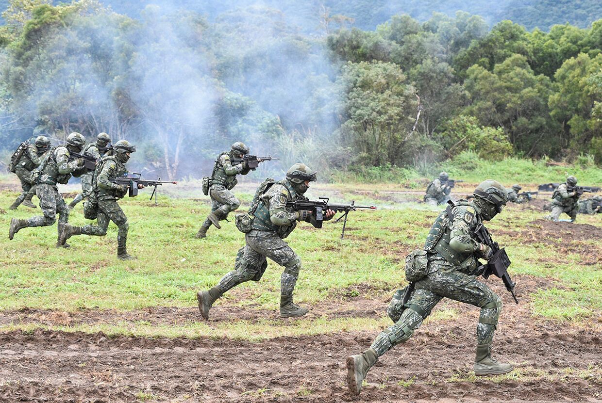 Тайваньские военные во время учений на военной базе в восточном городе Хуалянь
