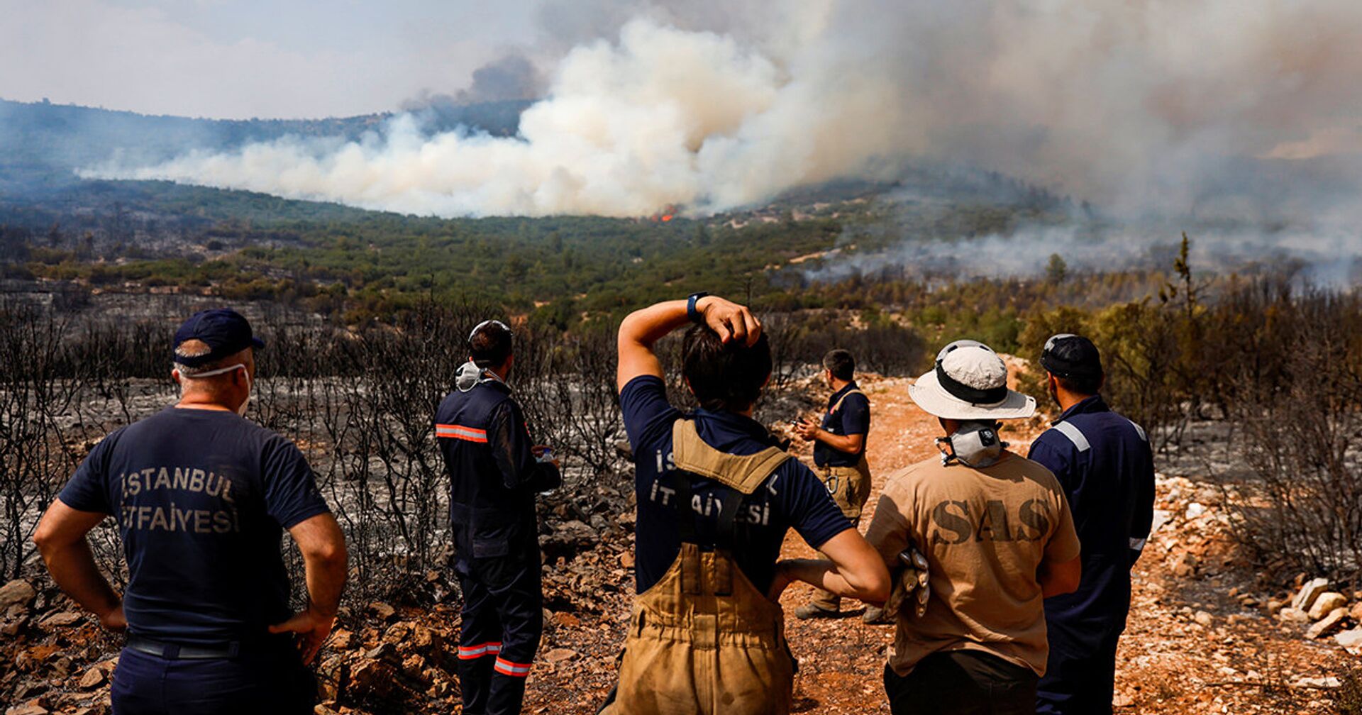 Пожарные и волонтеры готовятся к тушению лесных пожаров близ деревни Икизче в Турции - ИноСМИ, 1920, 09.08.2021