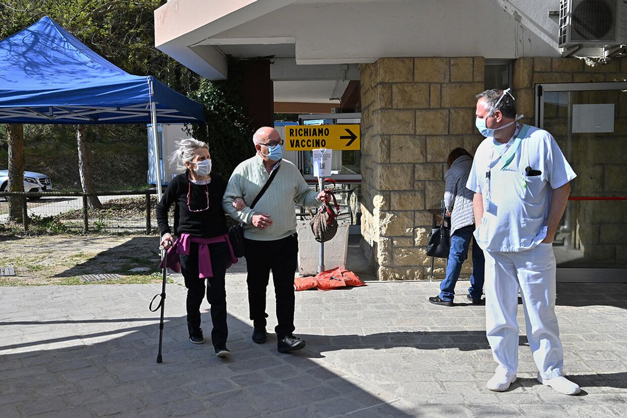 Вакцинация российской вакциной Спутник V в больнице в Кайлунго, Сан-Марино