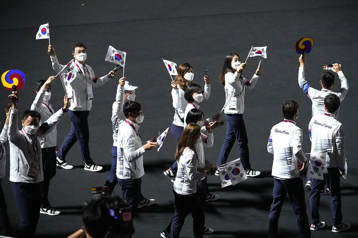 Спортсмены из Южной Кореи во время церемонии закрытия летних Олимпийских игр 2020 года в Токио