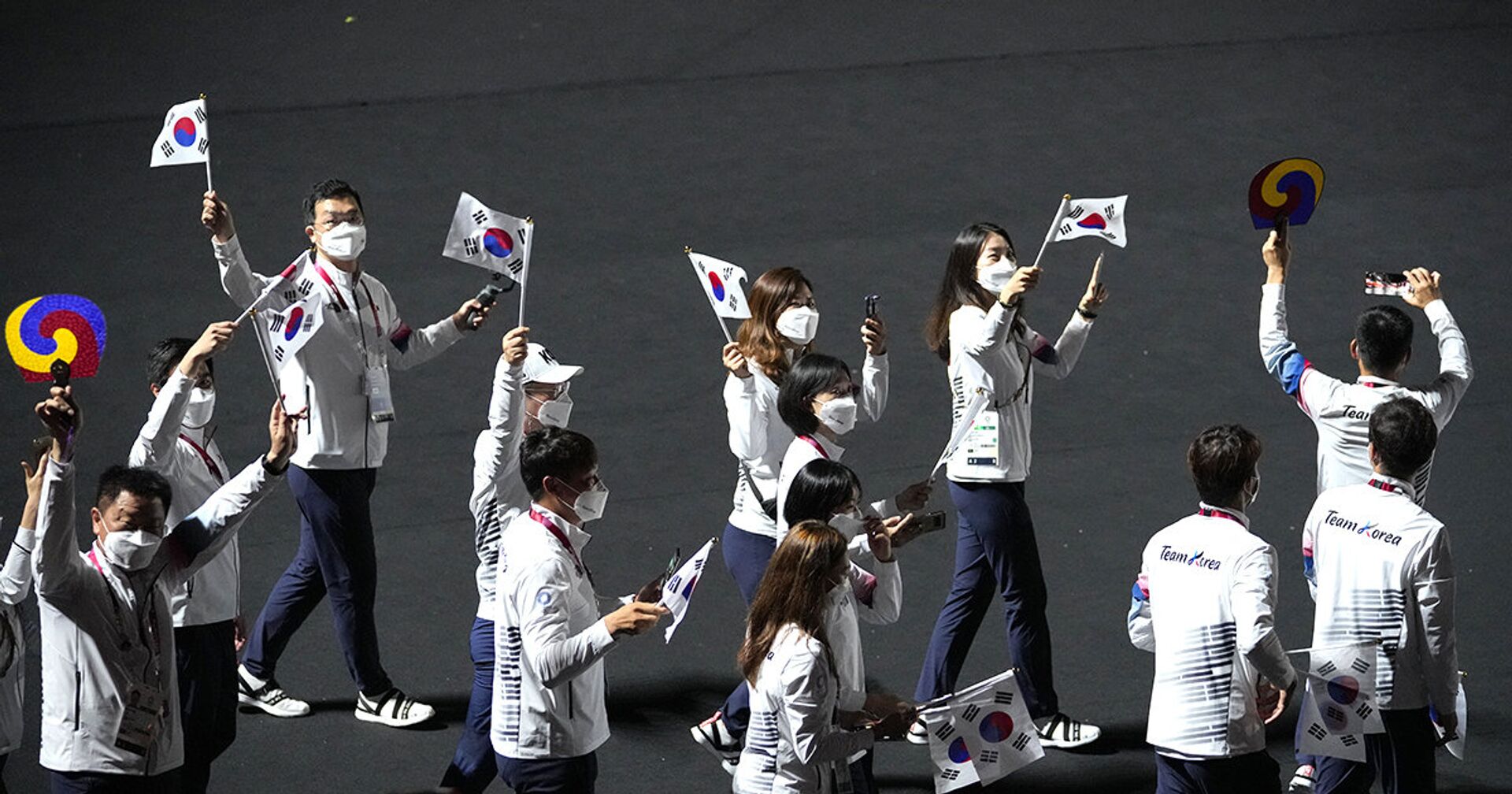 Спортсмены из Южной Кореи во время церемонии закрытия летних Олимпийских игр 2020 года в Токио - ИноСМИ, 1920, 10.08.2021